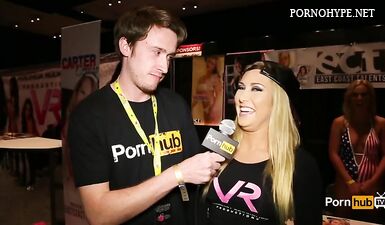 Молодой репортер известного порно сайта берет интервью у зрелой актрисы