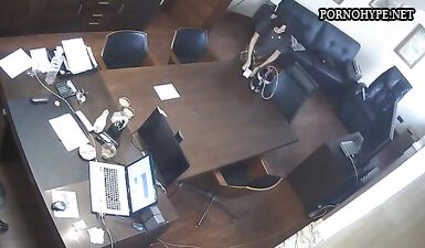 Босс ебет будущую секретаршу в жопу на столе в офисе под прикрытием скрытой камеры